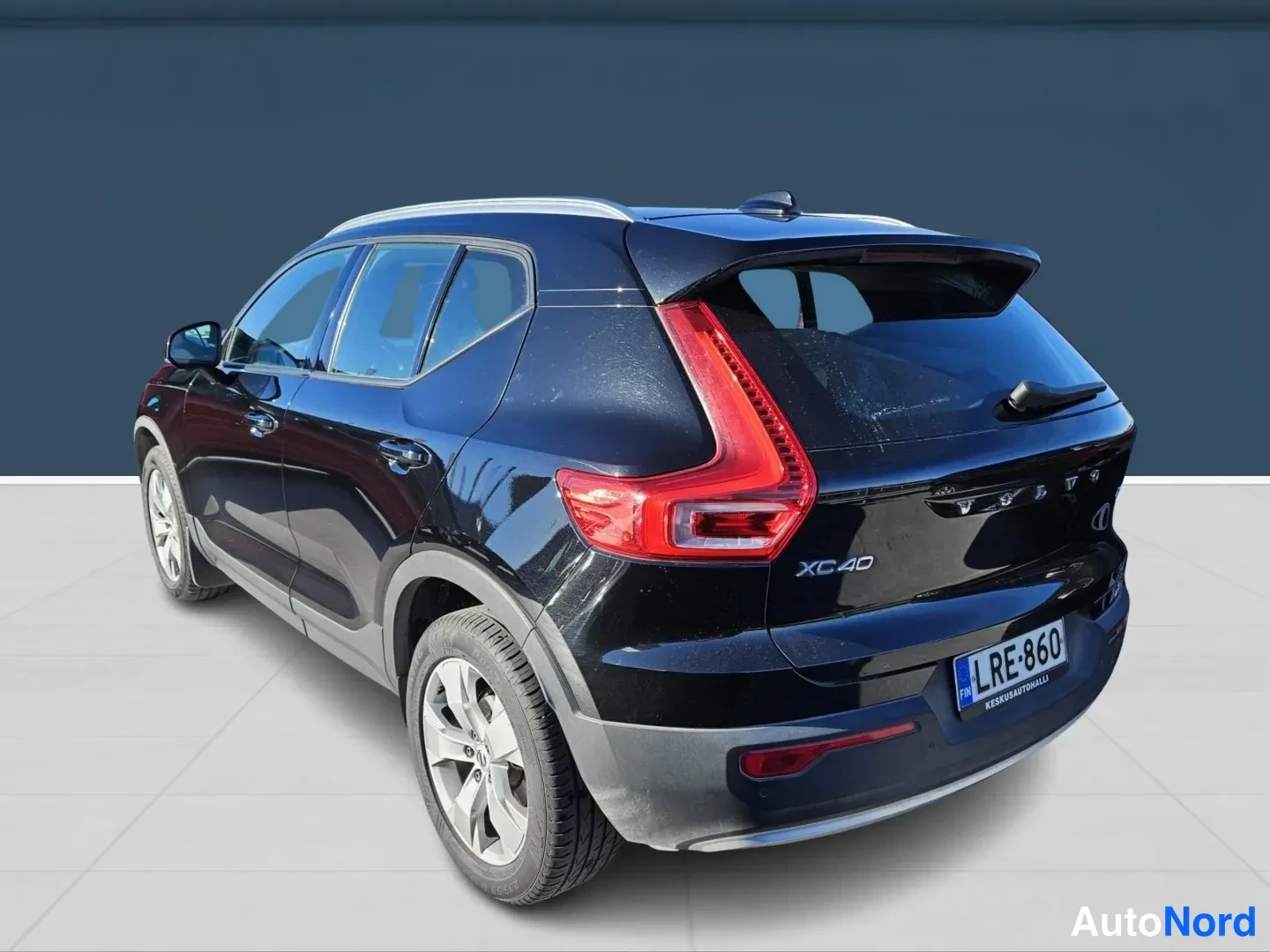 Black Volvo XC40 2022, rear three-quarter, photo 2
