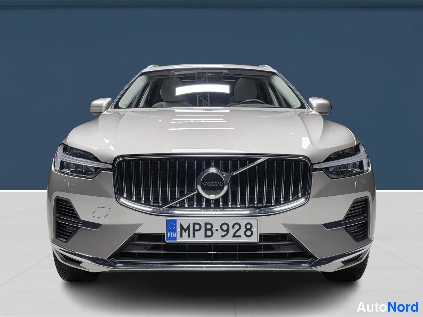 Brown Volvo XC60 2024, front, photo 3