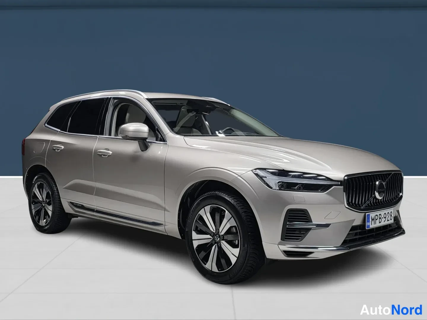 Brown Volvo XC60 2024, front three-quarter, nose to the right, photo 2