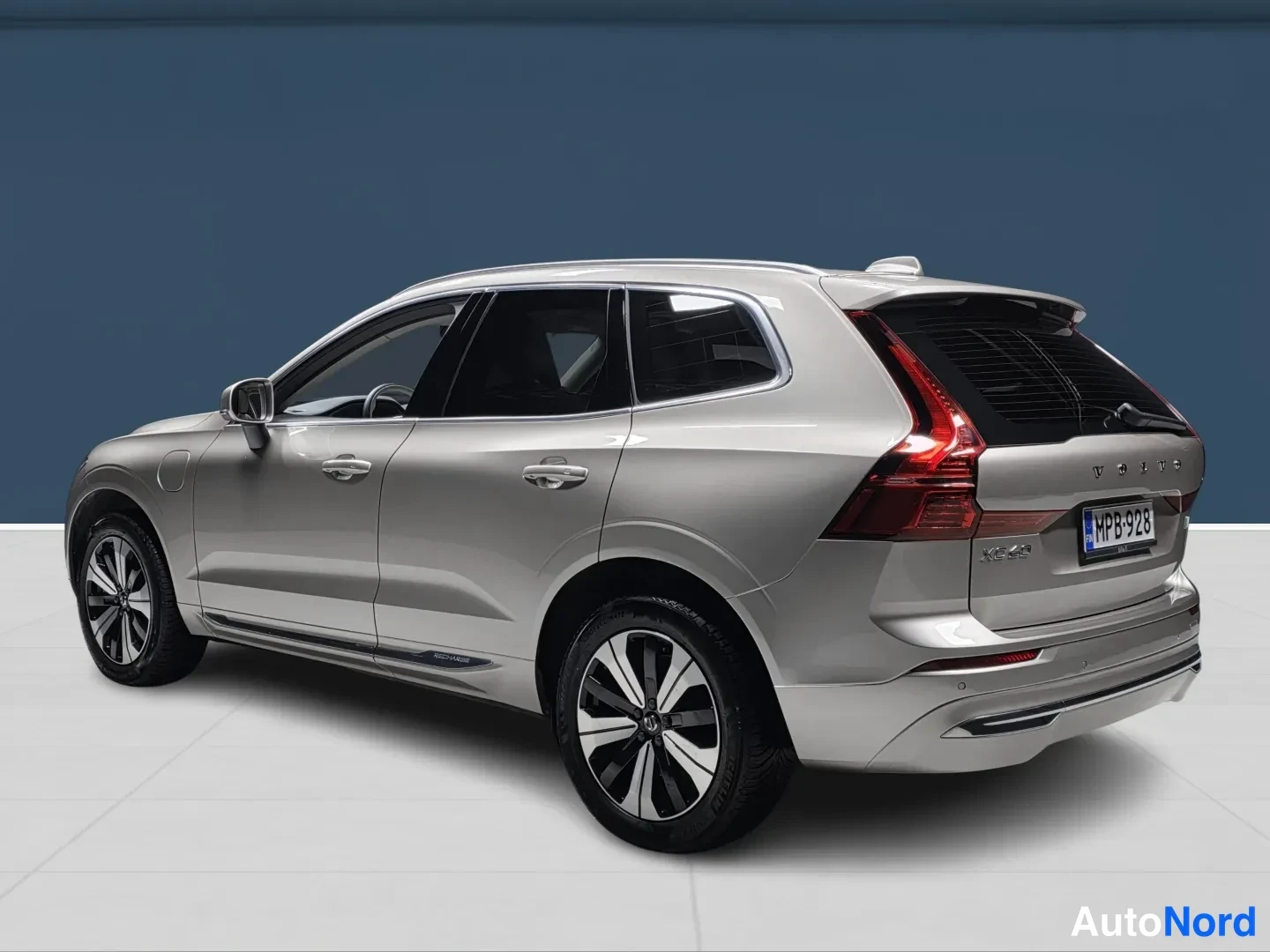 Brown Volvo XC60 2024, rear three-quarter, photo 5