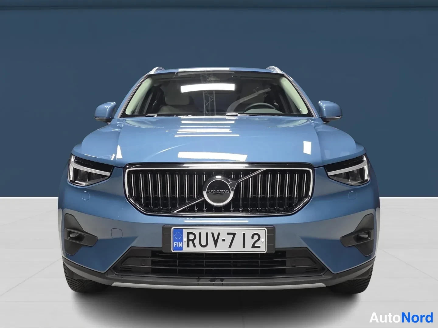Blue Volvo XC40 2023, front, photo 3