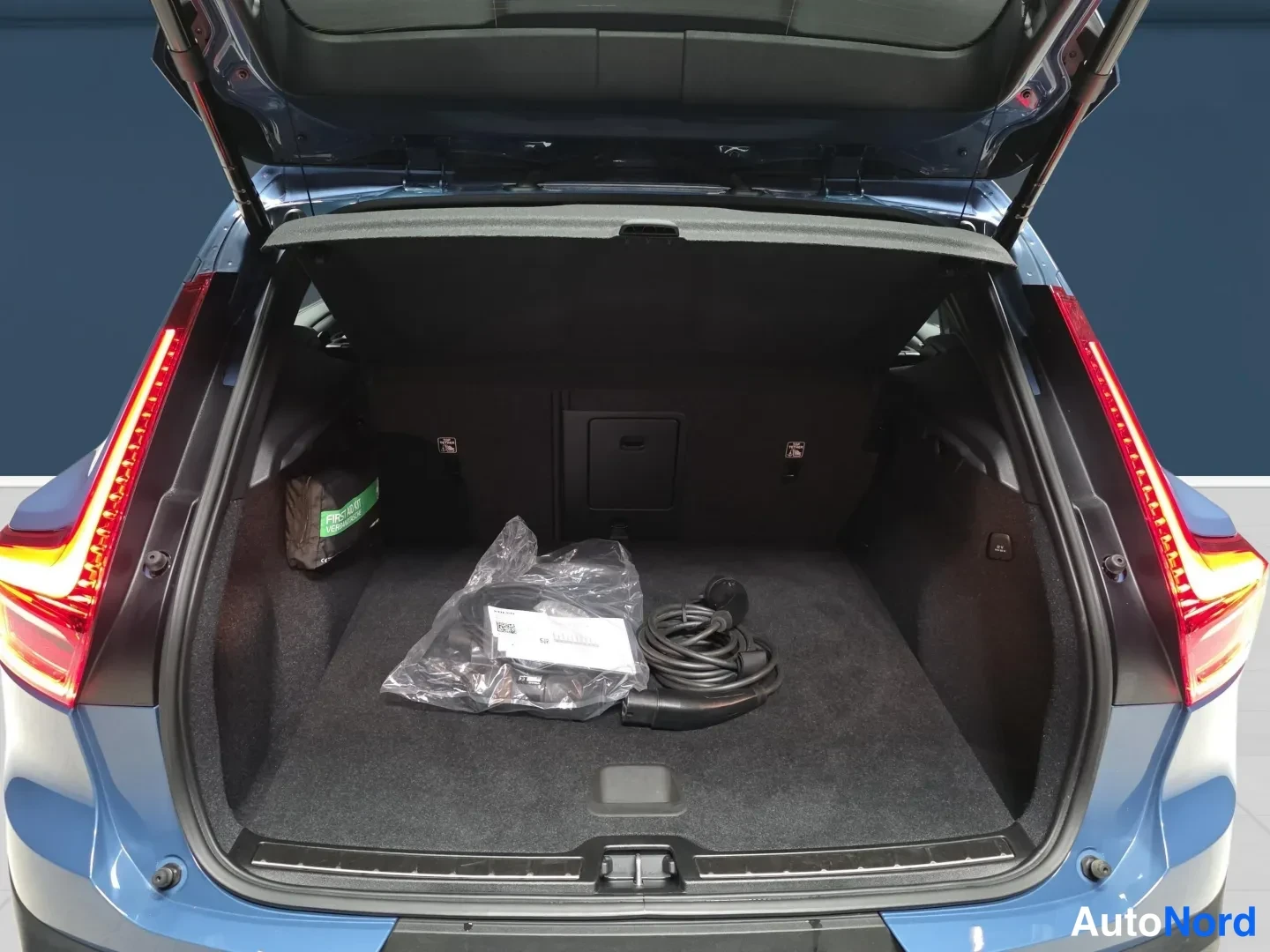 Blue Volvo XC40 2023, rear, photo 7