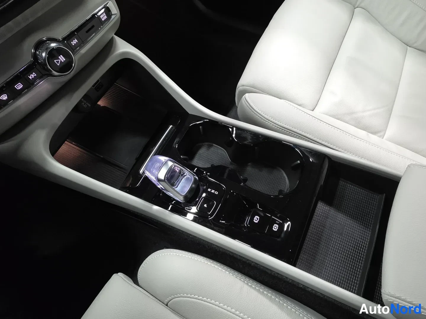 Blue Volvo XC40 2023, photo 14