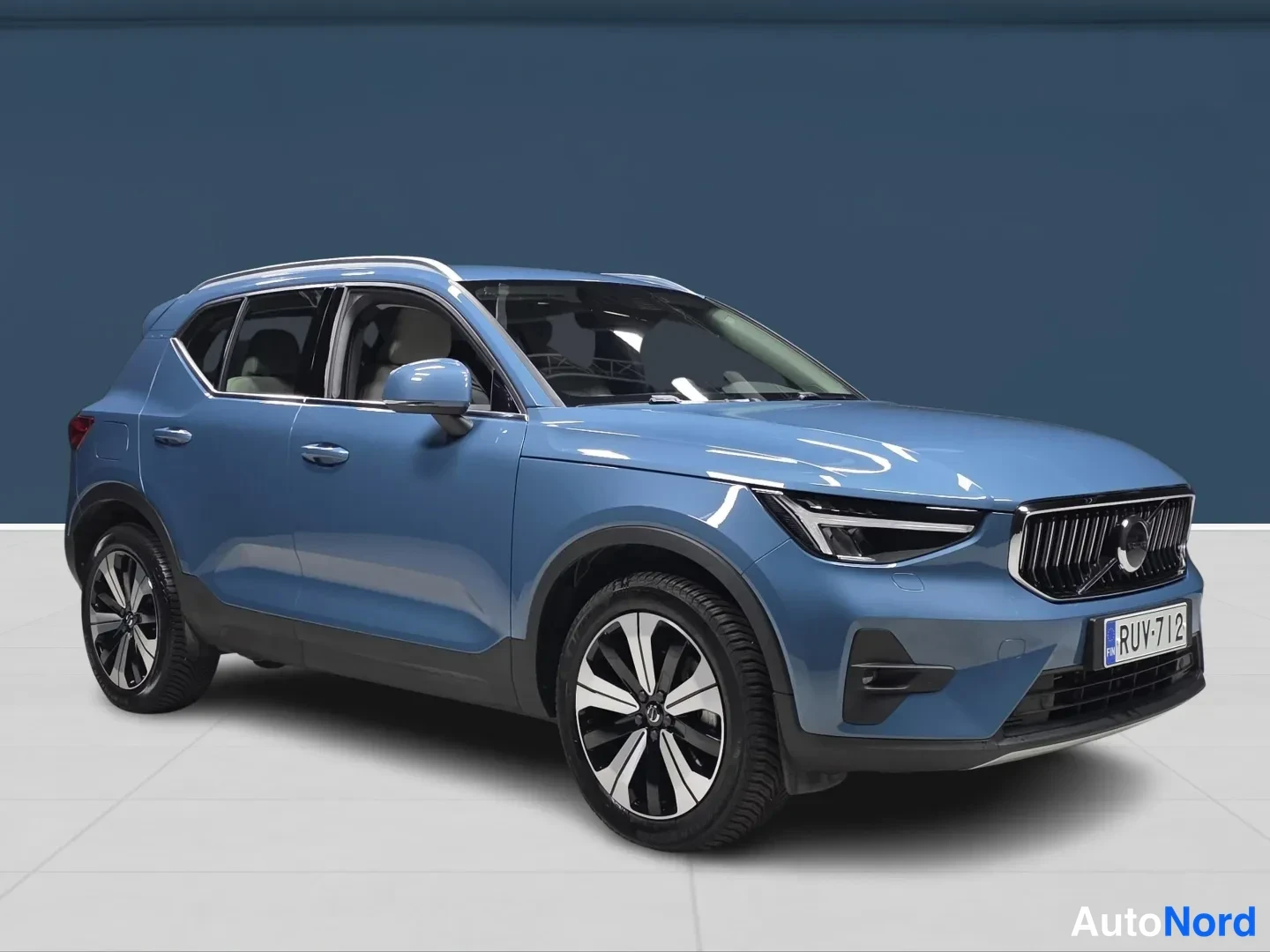 Blue Volvo XC40 2023, front three-quarter, nose to the right, photo 2