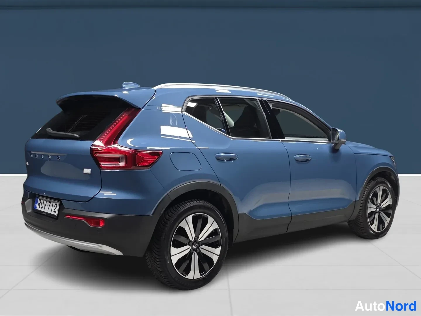 Blue Volvo XC40 2023, rear three-quarter, photo 4