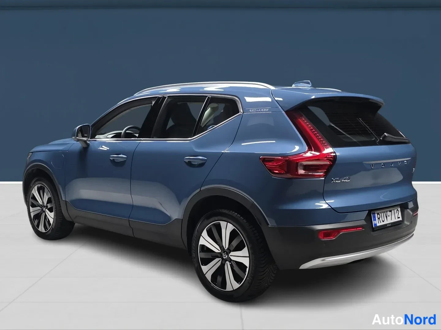 Blue Volvo XC40 2023, rear three-quarter, photo 5