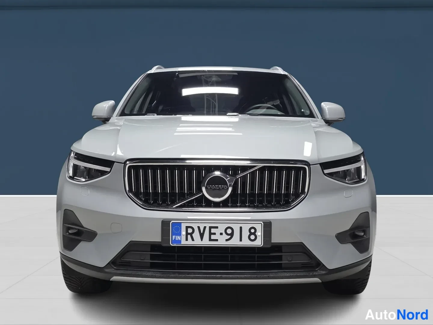 Harmaa Volvo XC40 2024, edestä, kuva 3