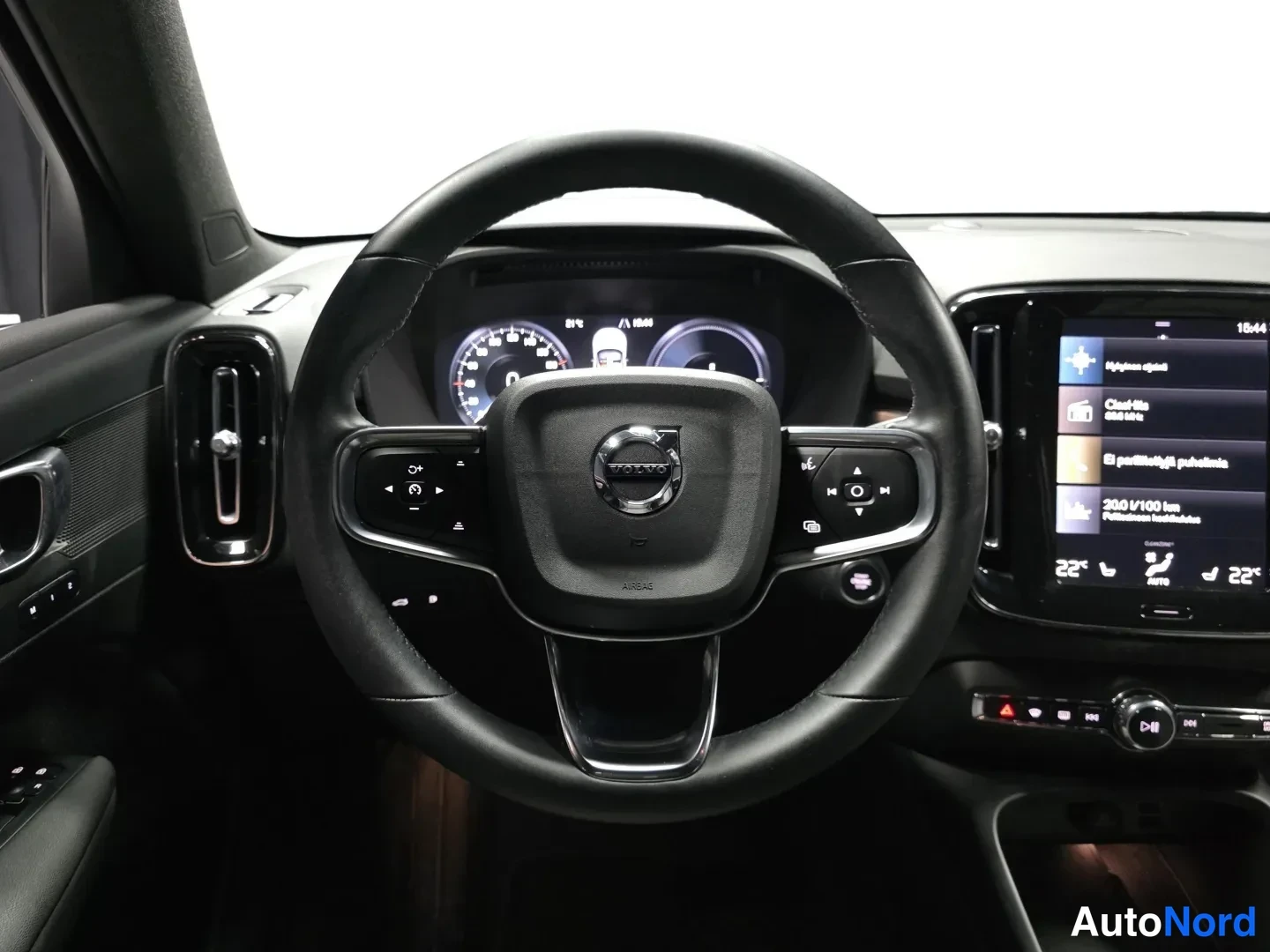 Harmaa Volvo XC40 2024, kuva 11