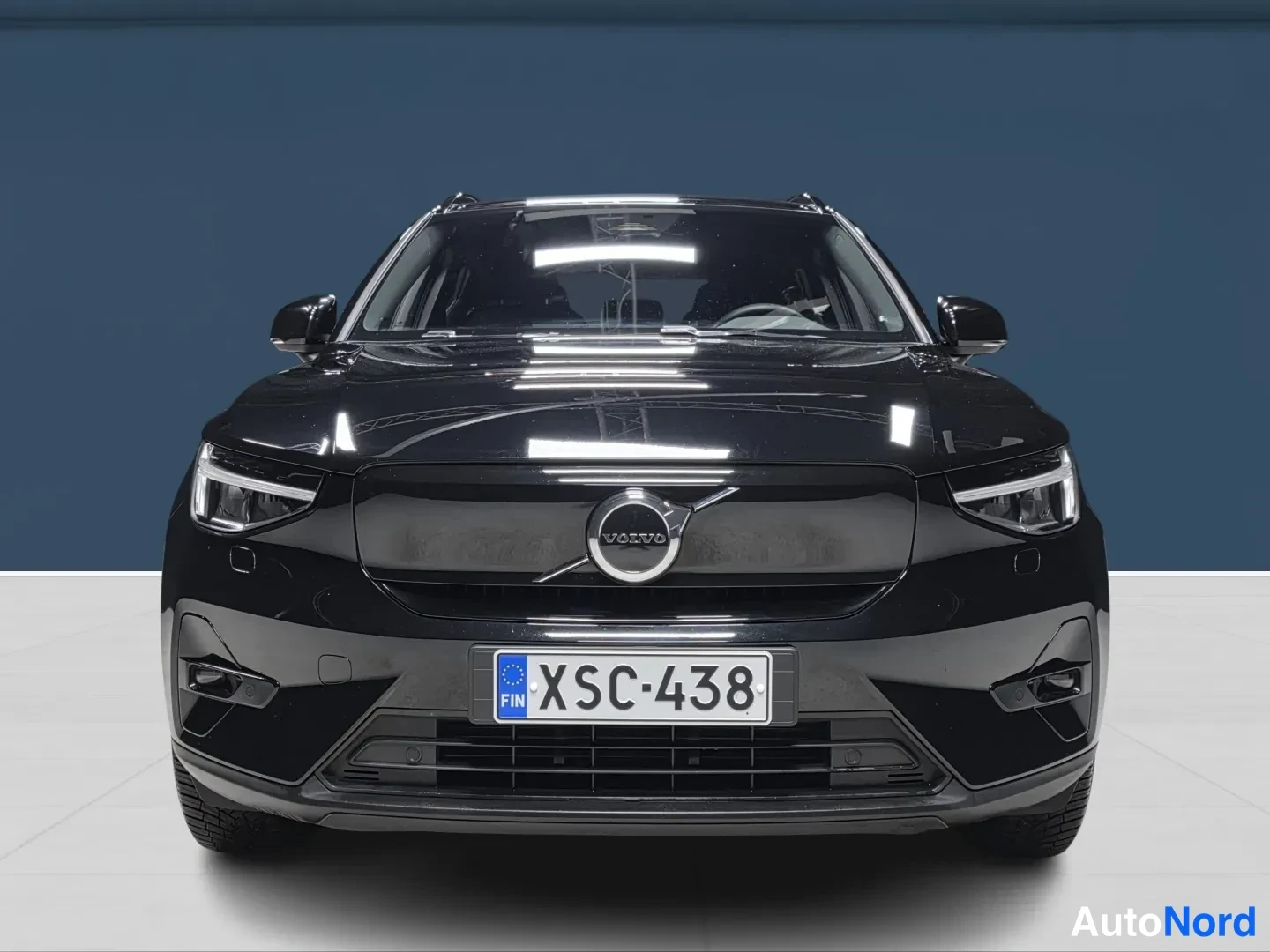 Black Volvo XC40 2024, front, photo 3