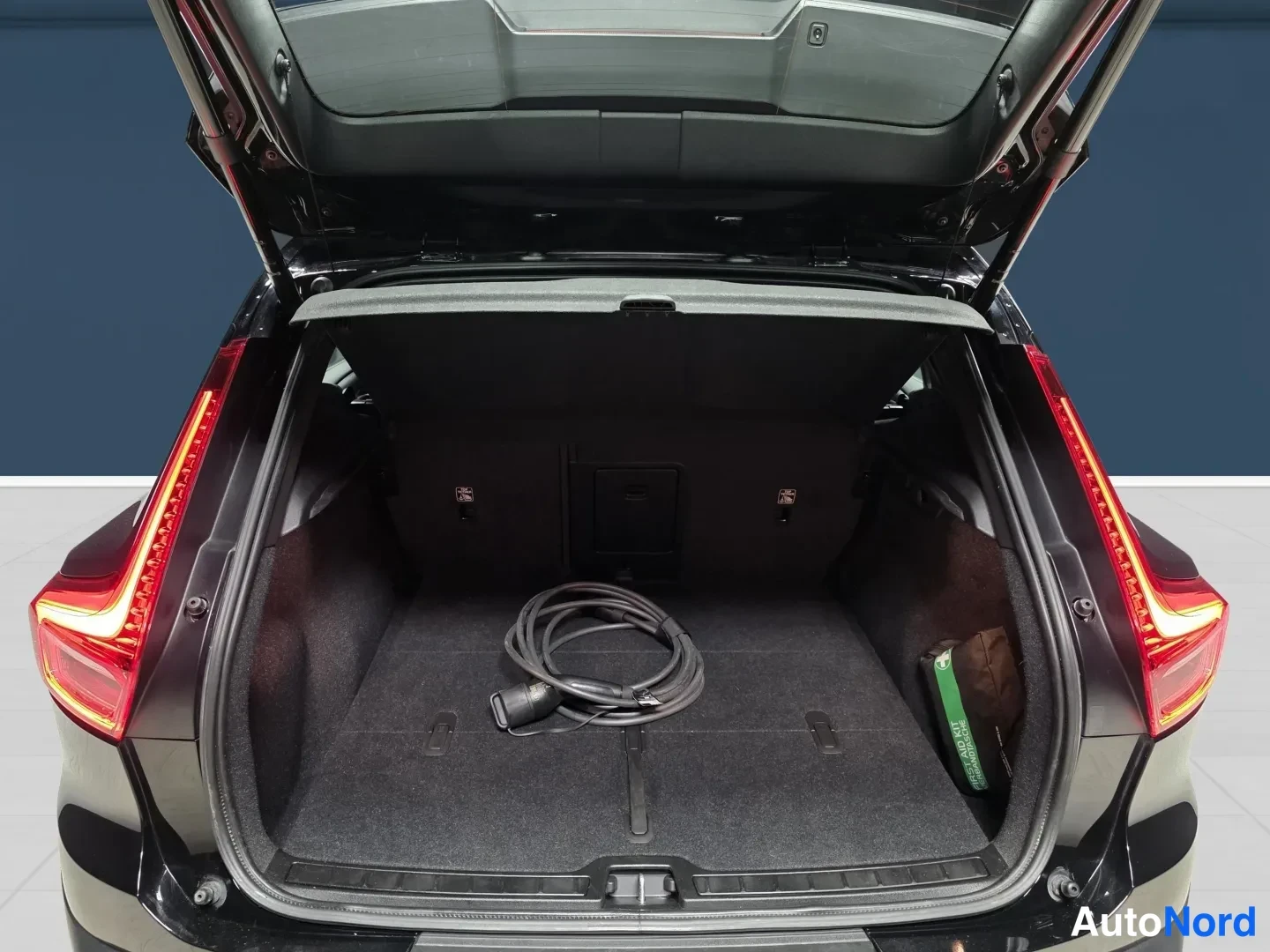 Black Volvo XC40 2024, rear, photo 7