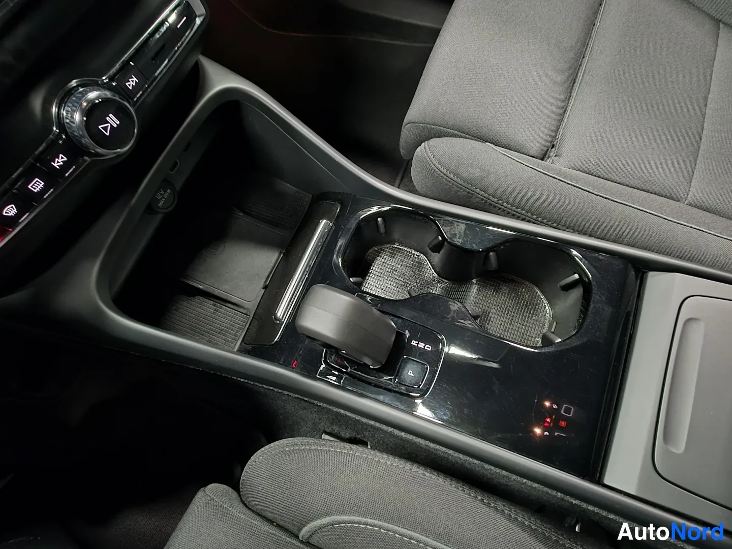 Black Volvo XC40 2024, photo 14