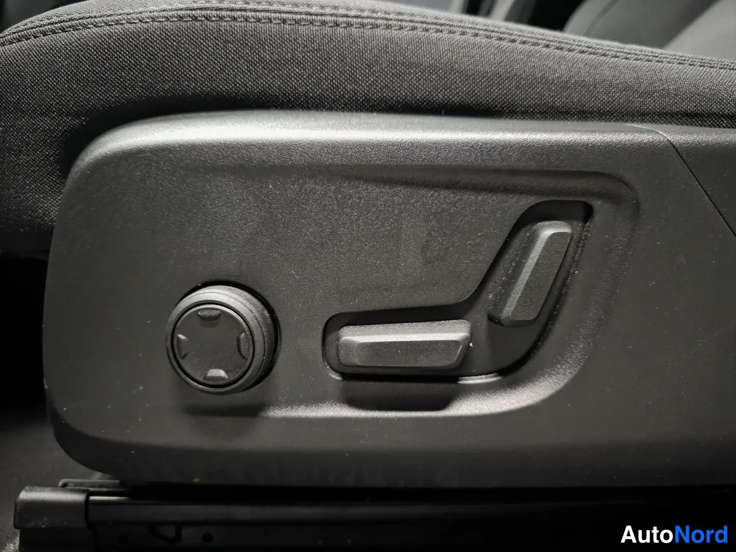 Black Volvo XC40 2024, photo 15