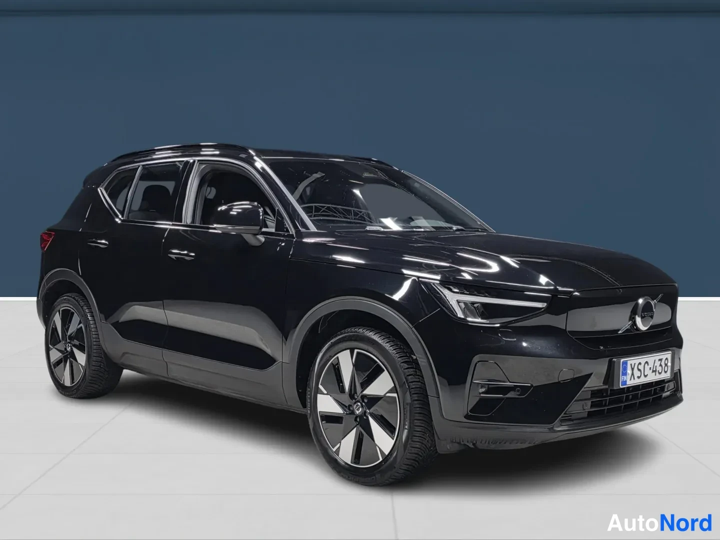 Black Volvo XC40 2024, front three-quarter, nose to the right, photo 2
