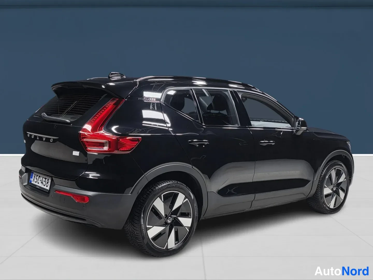 Black Volvo XC40 2024, rear three-quarter, photo 5