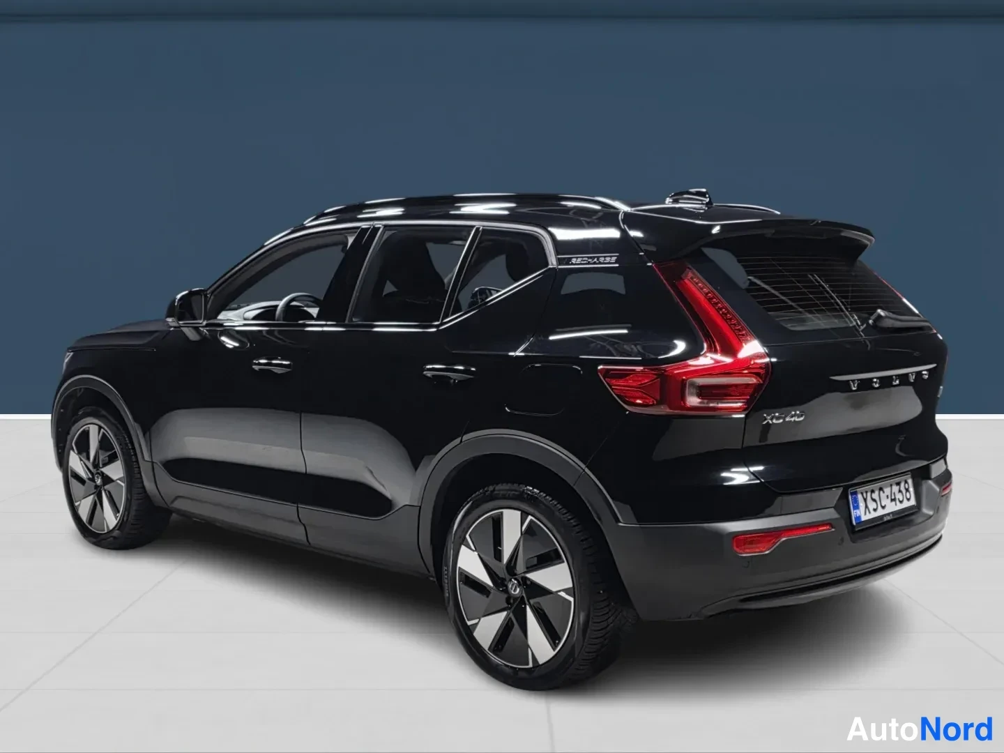 Black Volvo XC40 2024, rear three-quarter, photo 4