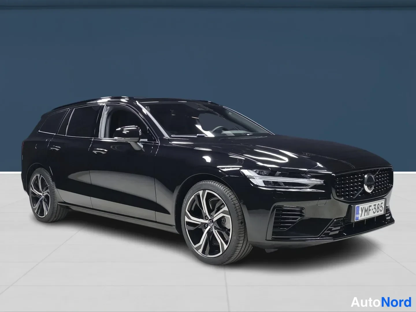 Musta Volvo V60 2026, etuviisto, keula oikealle, kuva 2