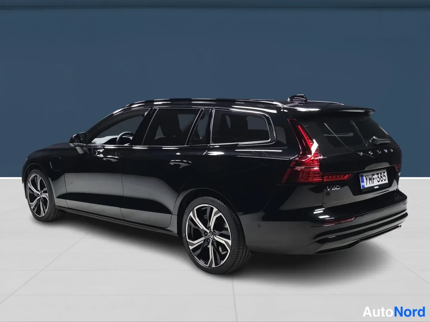 Musta Volvo V60 2026, takaviisto, kuva 5
