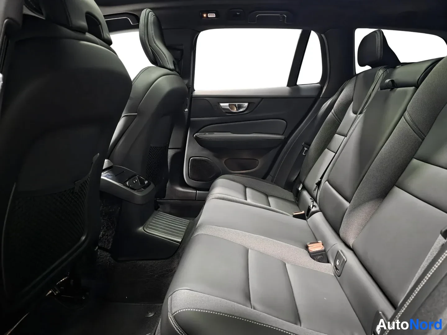 Musta Volvo V60 2026, kuva 10
