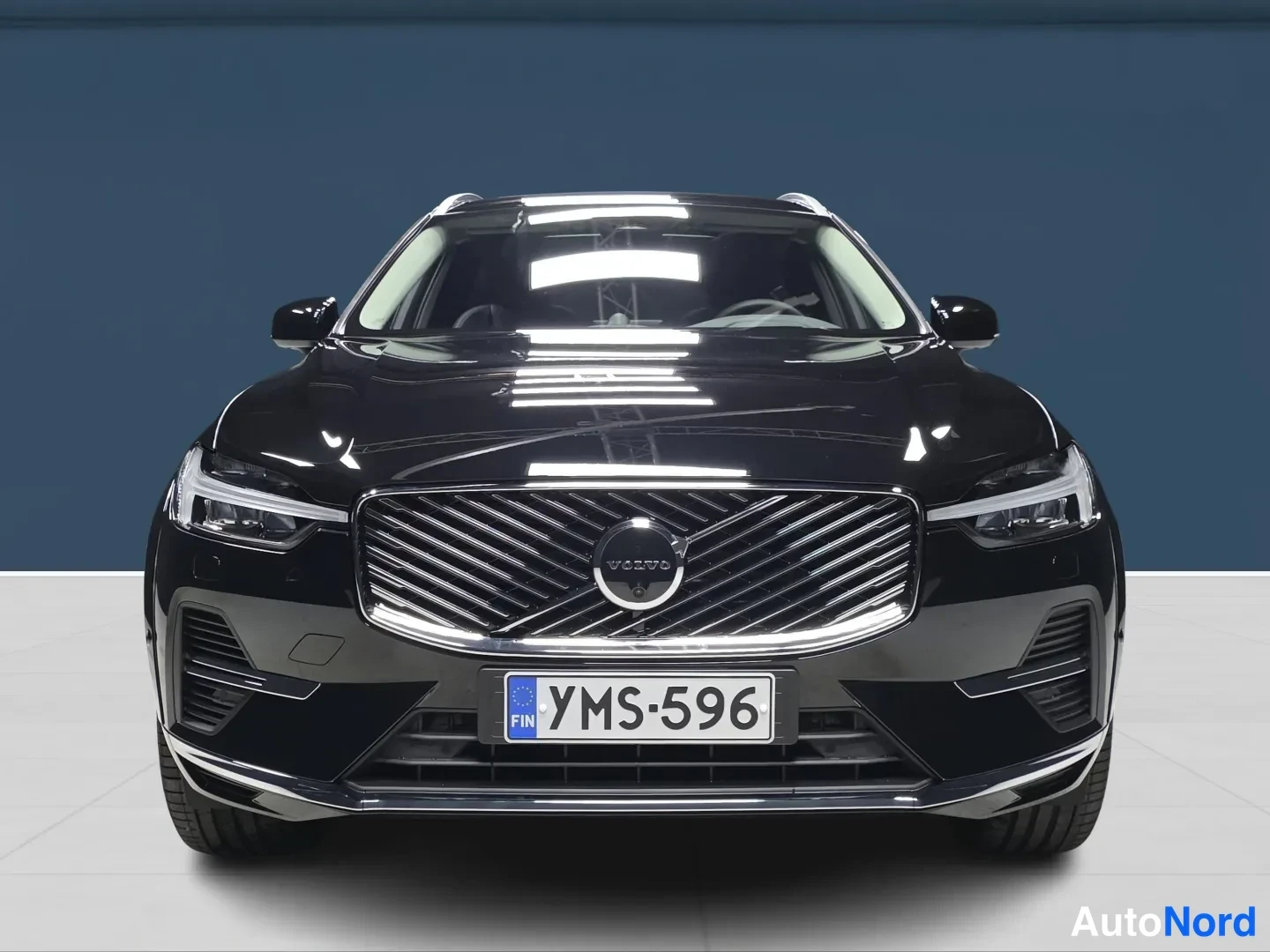 Musta Volvo XC60 2027, edestä, kuva 3