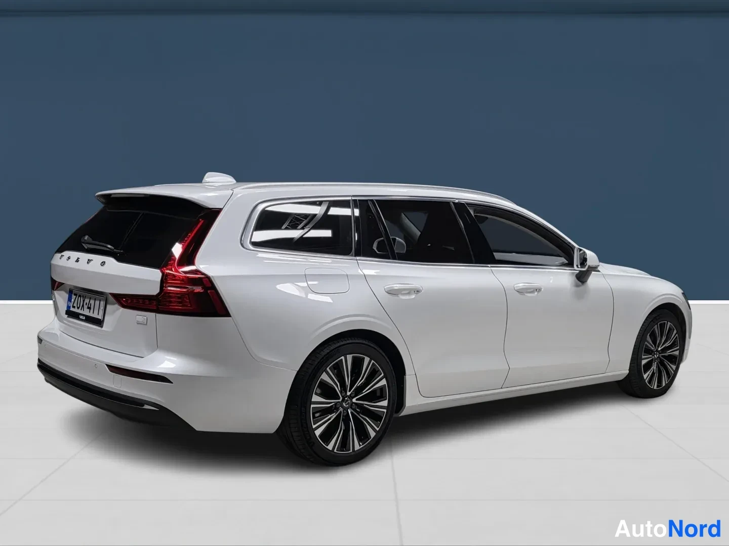 Valkoinen Volvo V60 2023, takaviisto, kuva 6