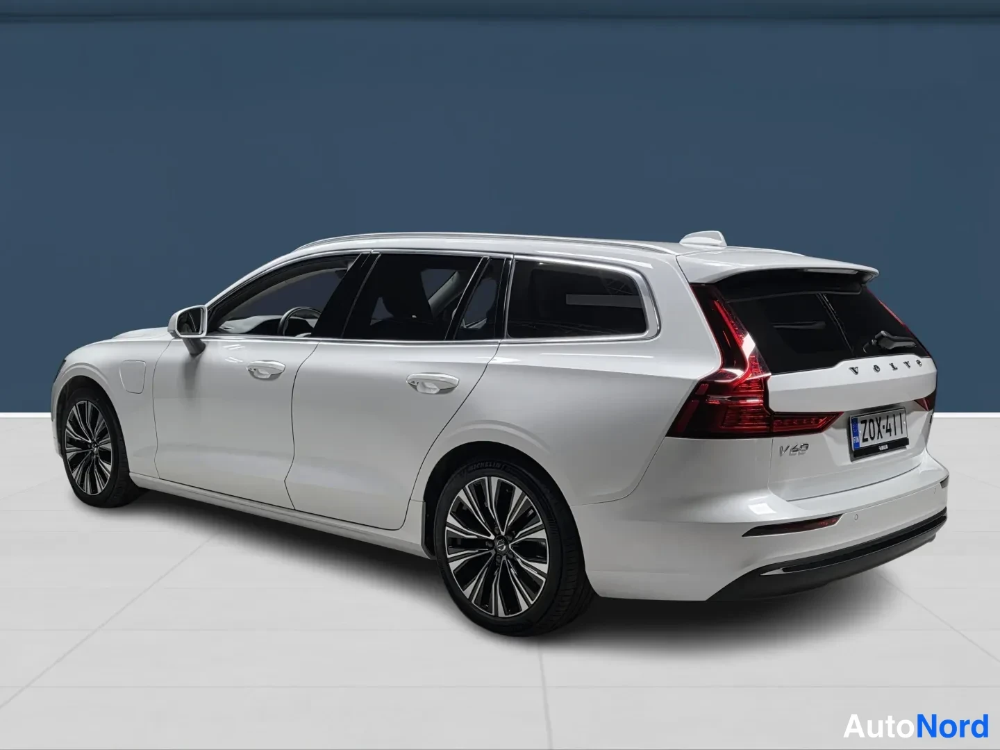 Valkoinen Volvo V60 2023, takaviisto, kuva 7
