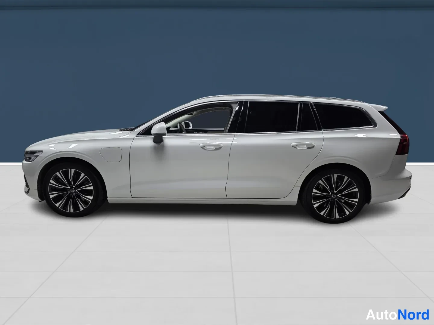 Valkoinen Volvo V60 2023, sivulta, kuva 5