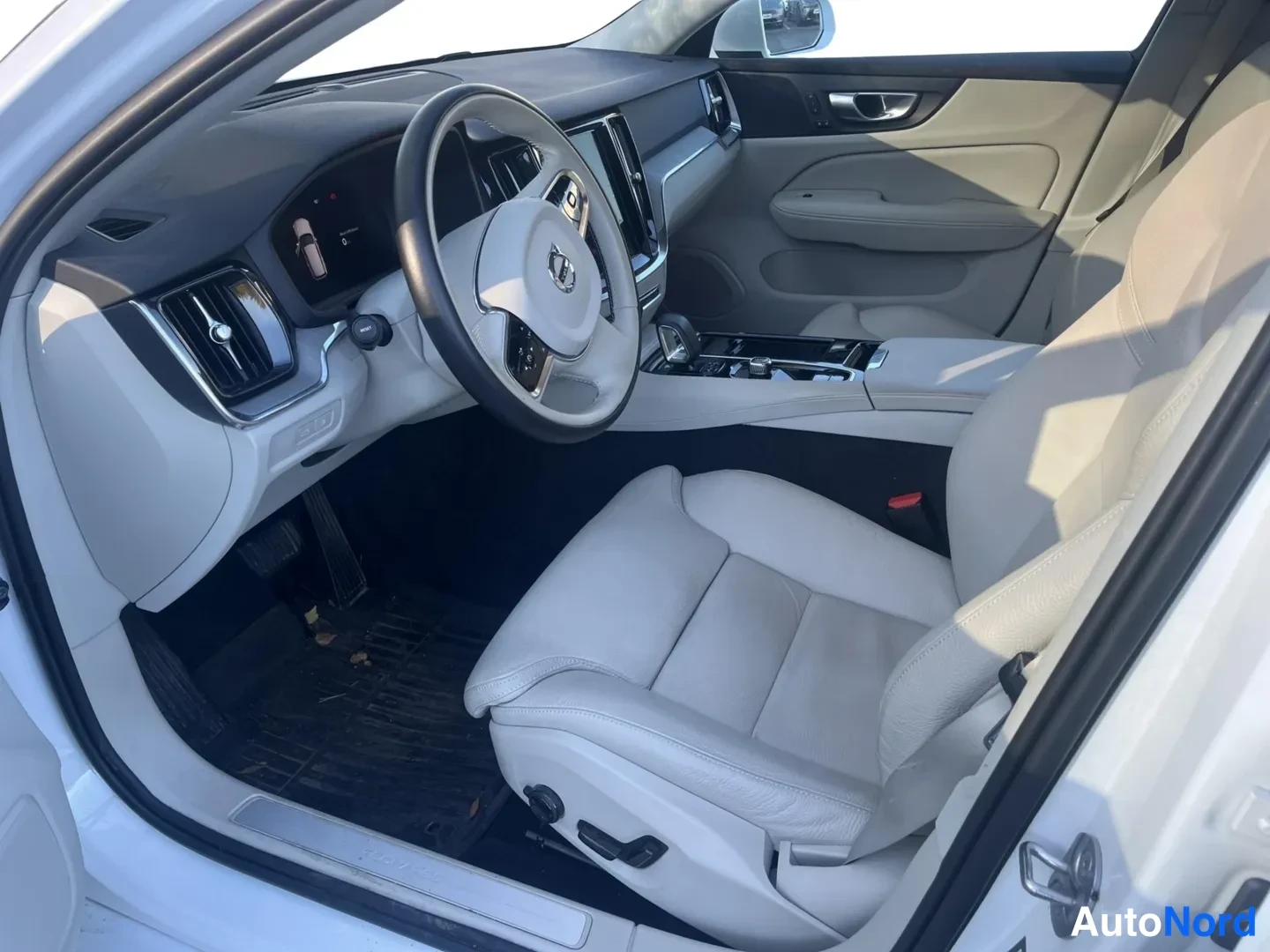 White Volvo V60 2023, photo 5