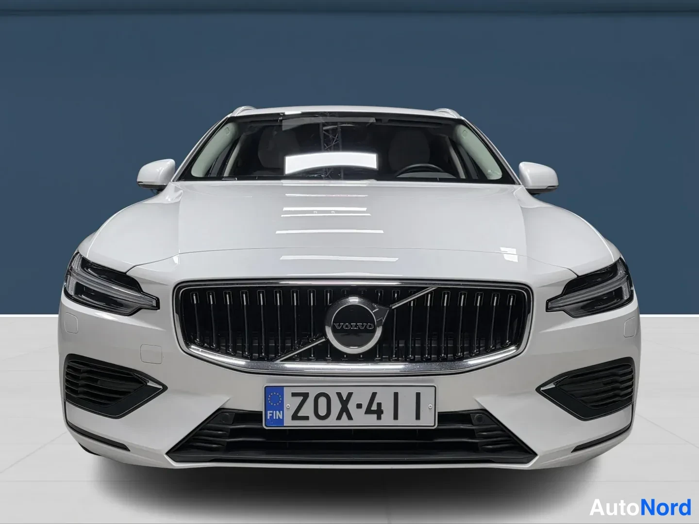 Valkoinen Volvo V60 2023, edestä, kuva 4