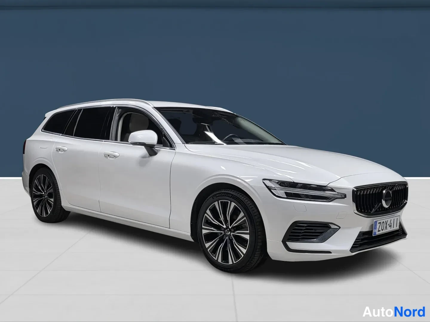 Valkoinen Volvo V60 2023, etuviisto, keula oikealle, kuva 3