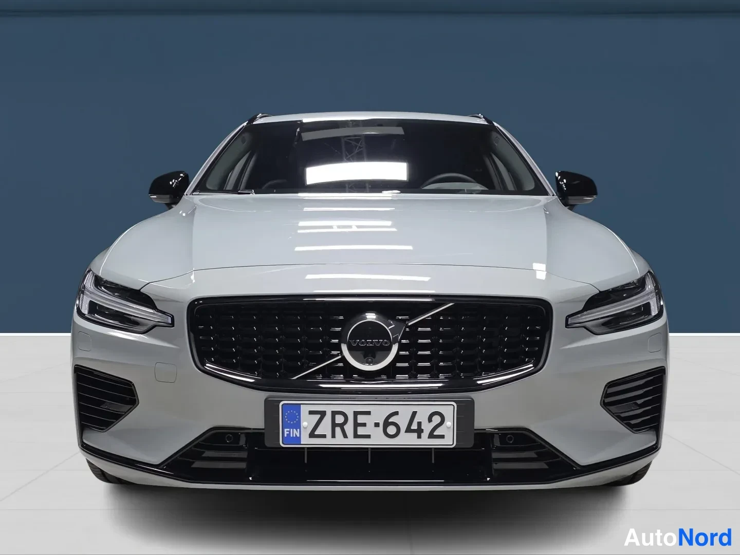 Harmaa Volvo V60 2026, edestä, kuva 4