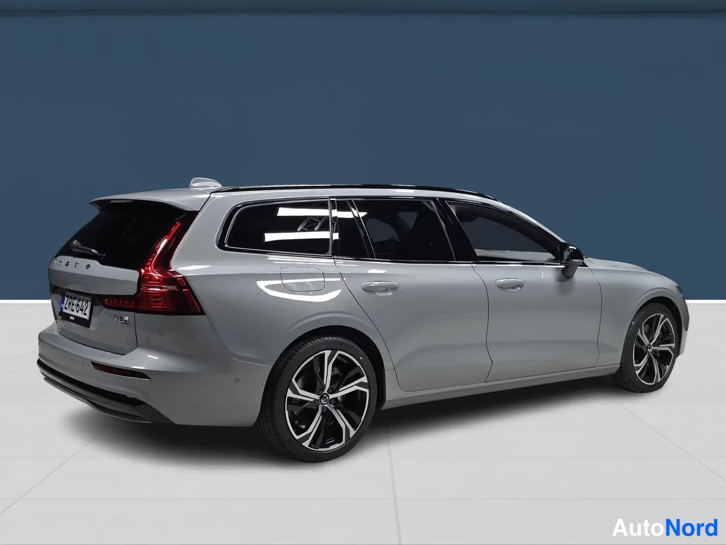 Harmaa Volvo V60 2026, takaviisto, kuva 5