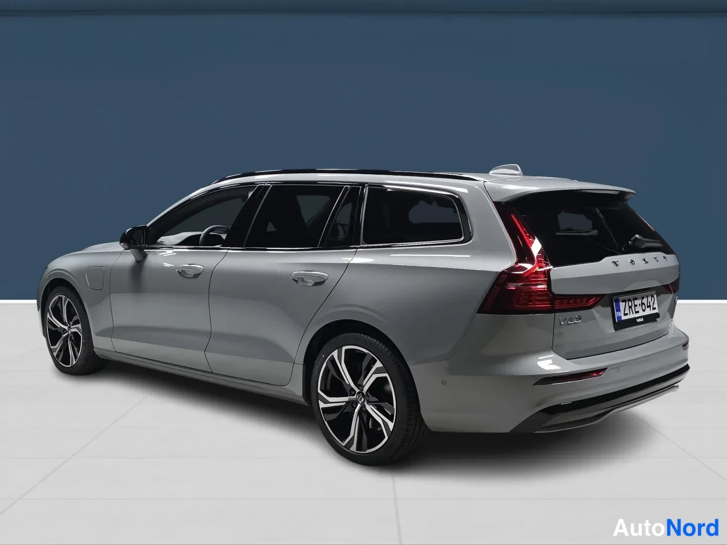 Harmaa Volvo V60 2026, takaviisto, kuva 6