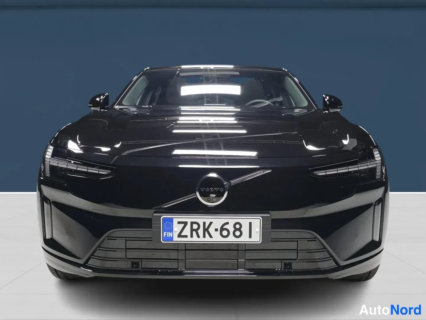 Musta Volvo ES90 2026, edestä, kuva 3