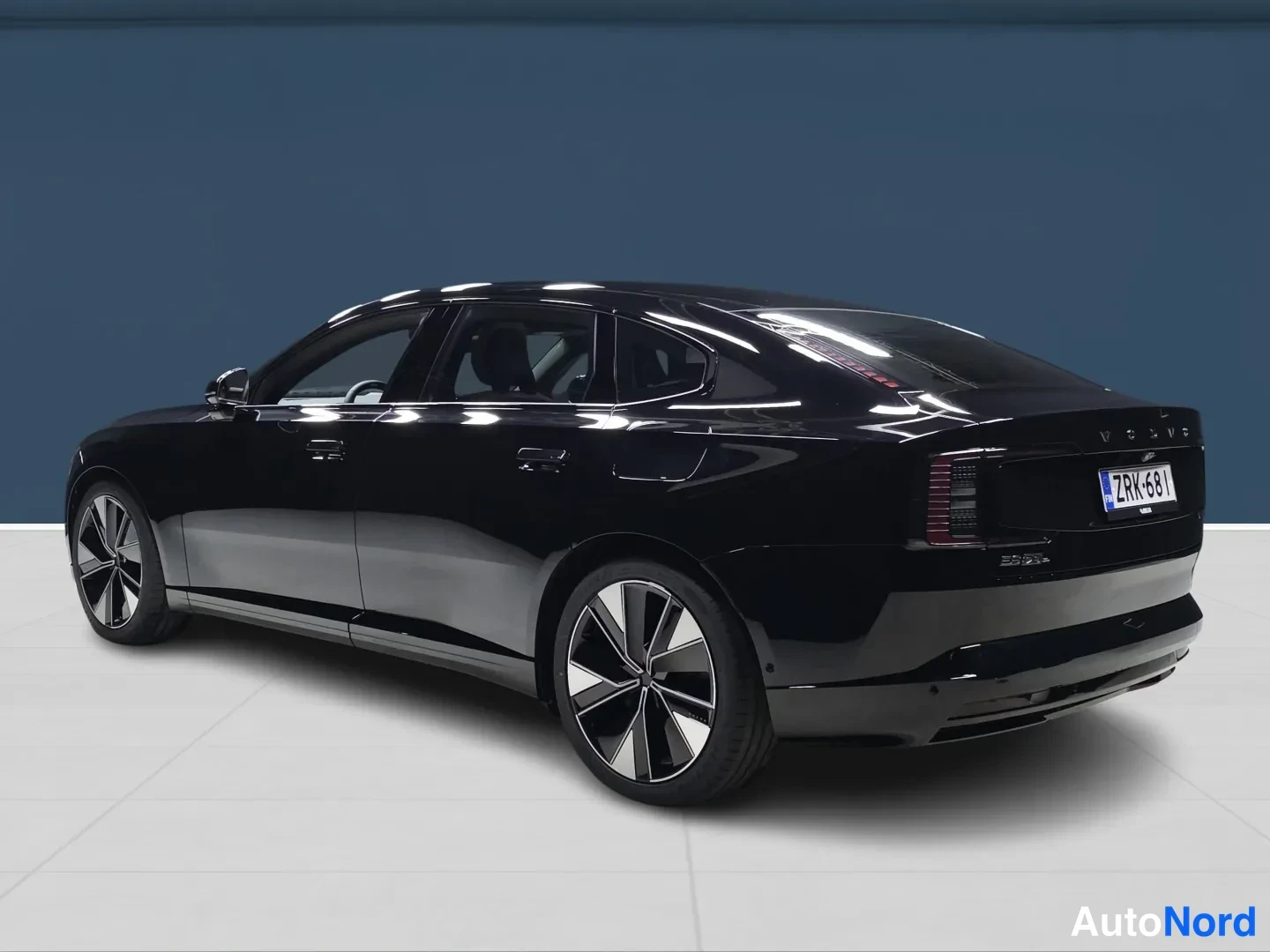 Musta Volvo ES90 2026, takaviisto, kuva 4