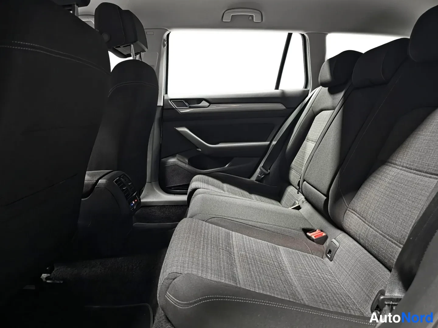 Grey Volkswagen Passat 2021, photo 10
