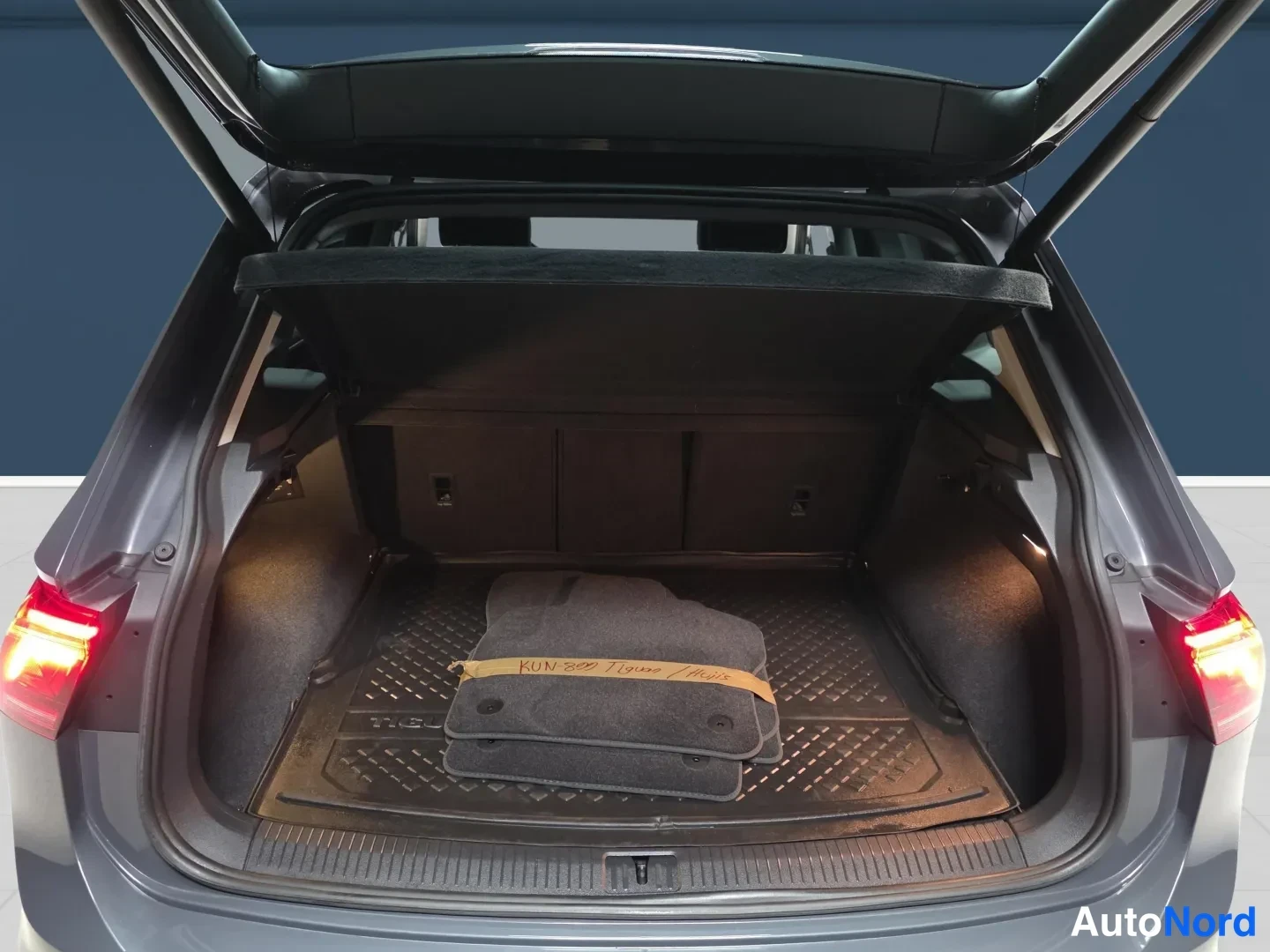 Harmaa Volkswagen Tiguan 2021, takaa, kuva 7