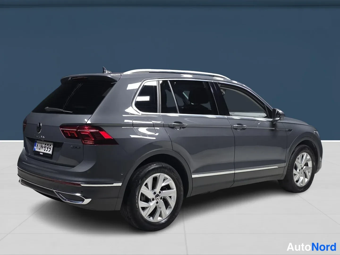 Harmaa Volkswagen Tiguan 2021, takaviisto, kuva 4