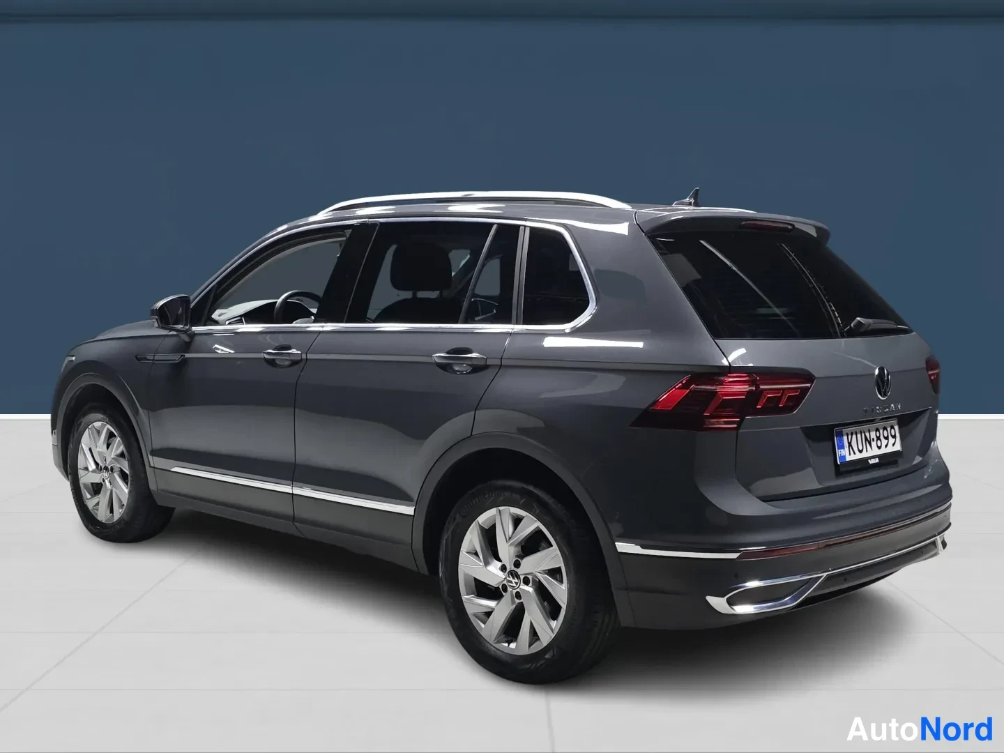 Harmaa Volkswagen Tiguan 2021, takaviisto, kuva 5