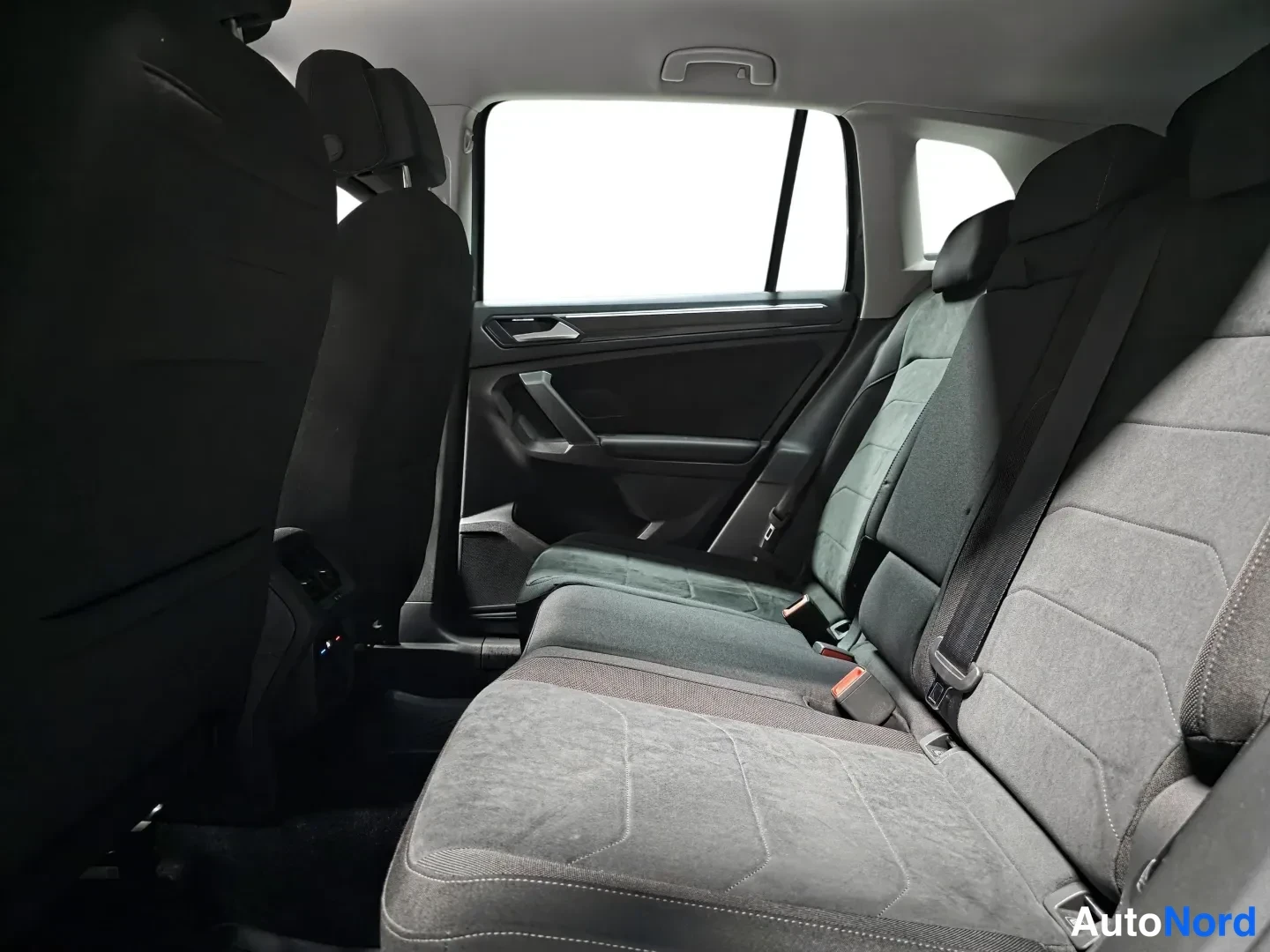 Harmaa Volkswagen Tiguan 2021, kuva 11