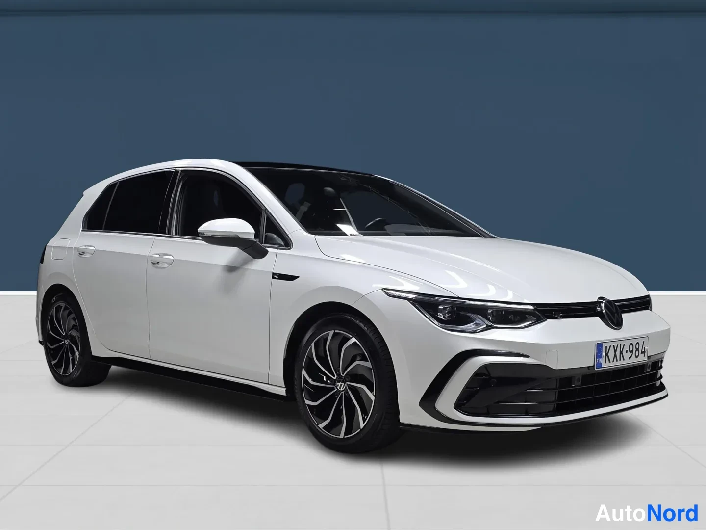 White Volkswagen Golf 2021, front three-quarter, nose to the right, photo 3