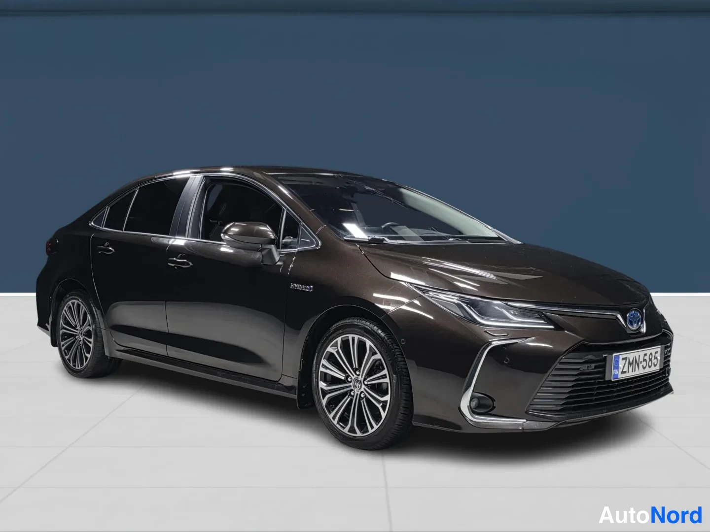 Brown Toyota Corolla 2019, front three-quarter, nose to the right, photo 2