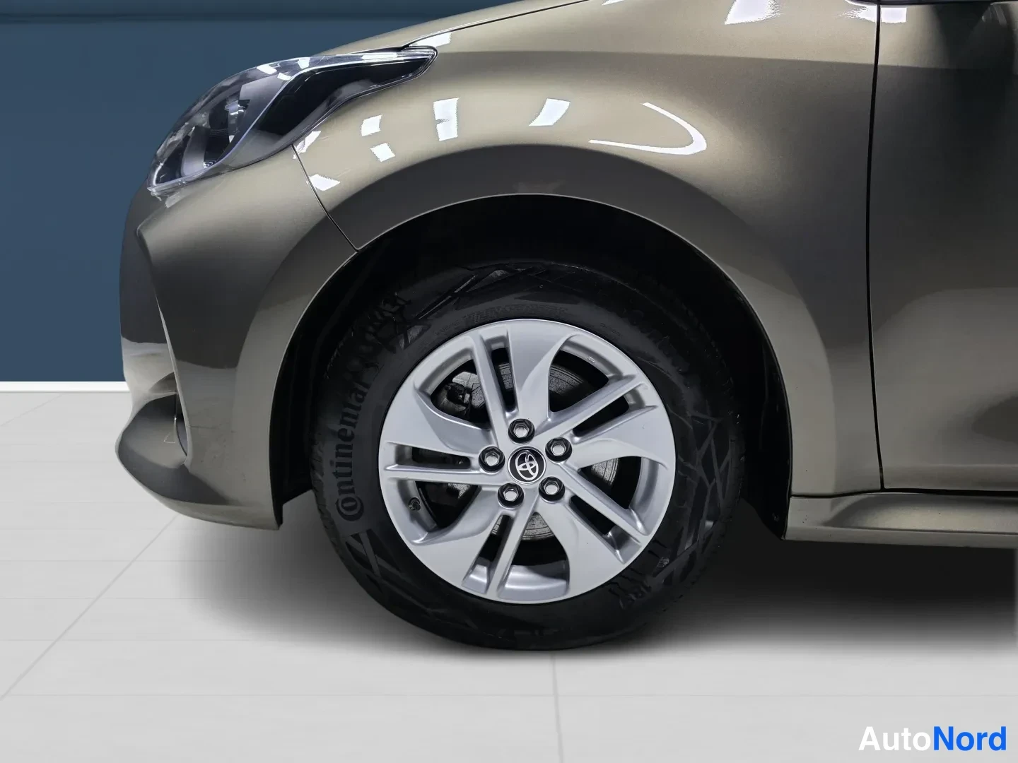 Brown Toyota Yaris 2023, front three-quarter, nose to the left, photo 2