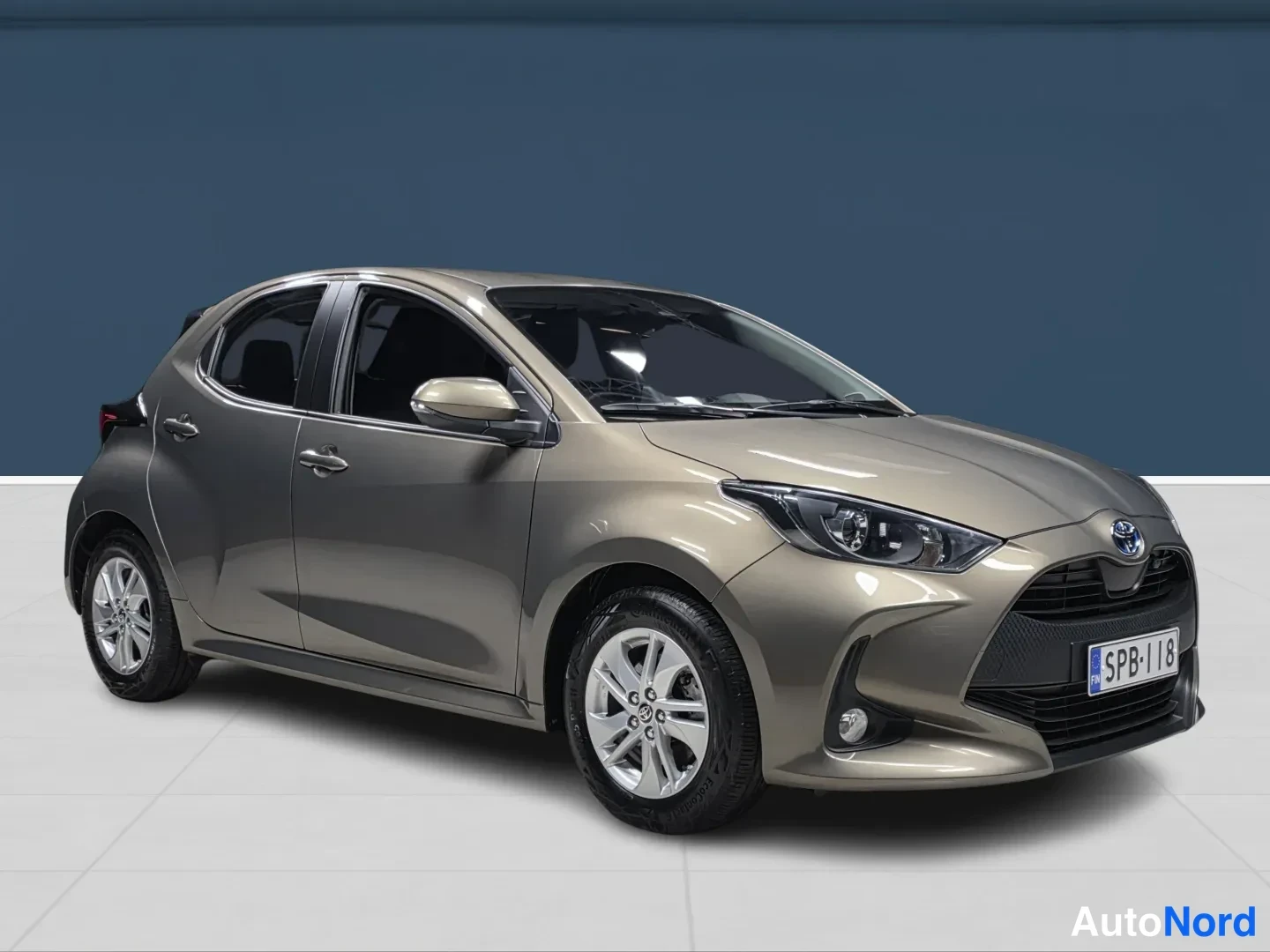 Brown Toyota Yaris 2023, front three-quarter, nose to the right, photo 3