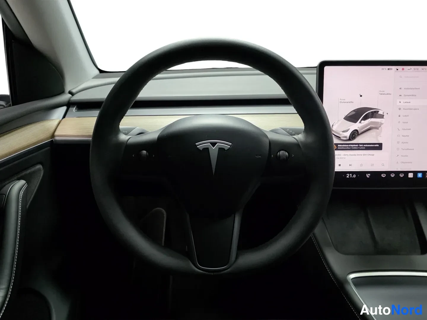 White Tesla Model Y 2023, photo 11