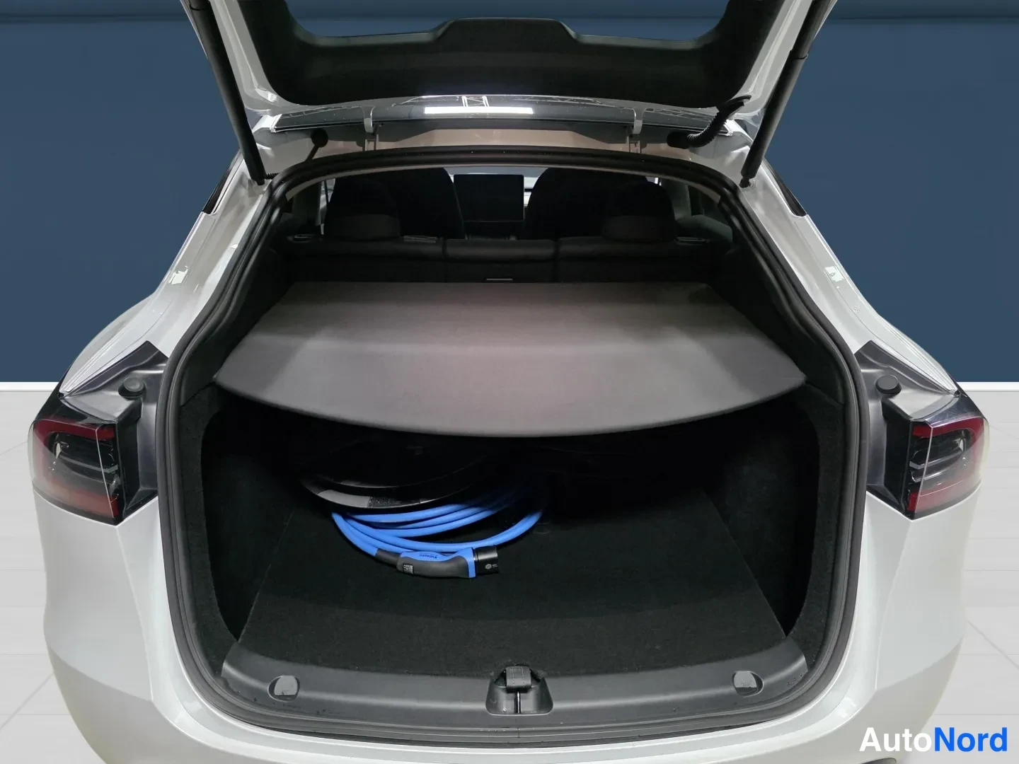 White Tesla Model Y 2023, photo 12