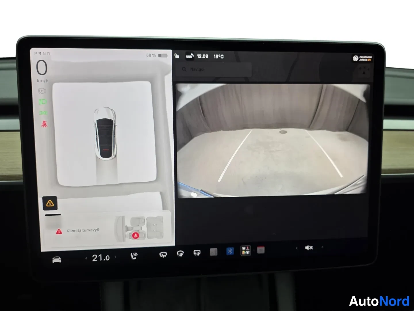 White Tesla Model Y 2023, photo 14