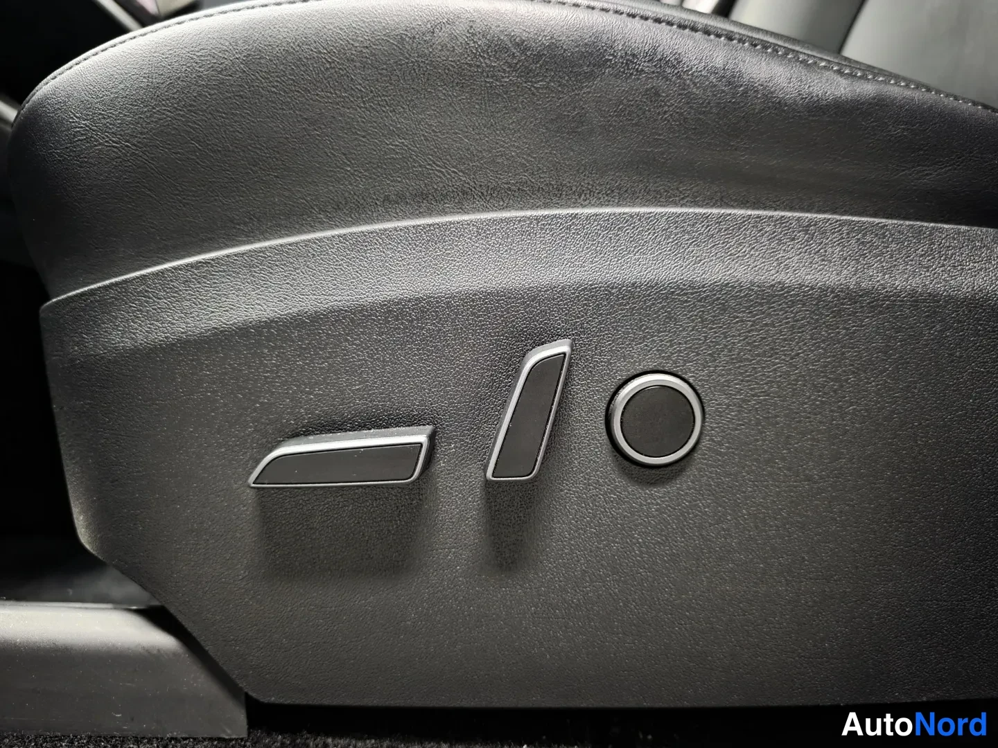 White Tesla Model Y 2023, photo 15