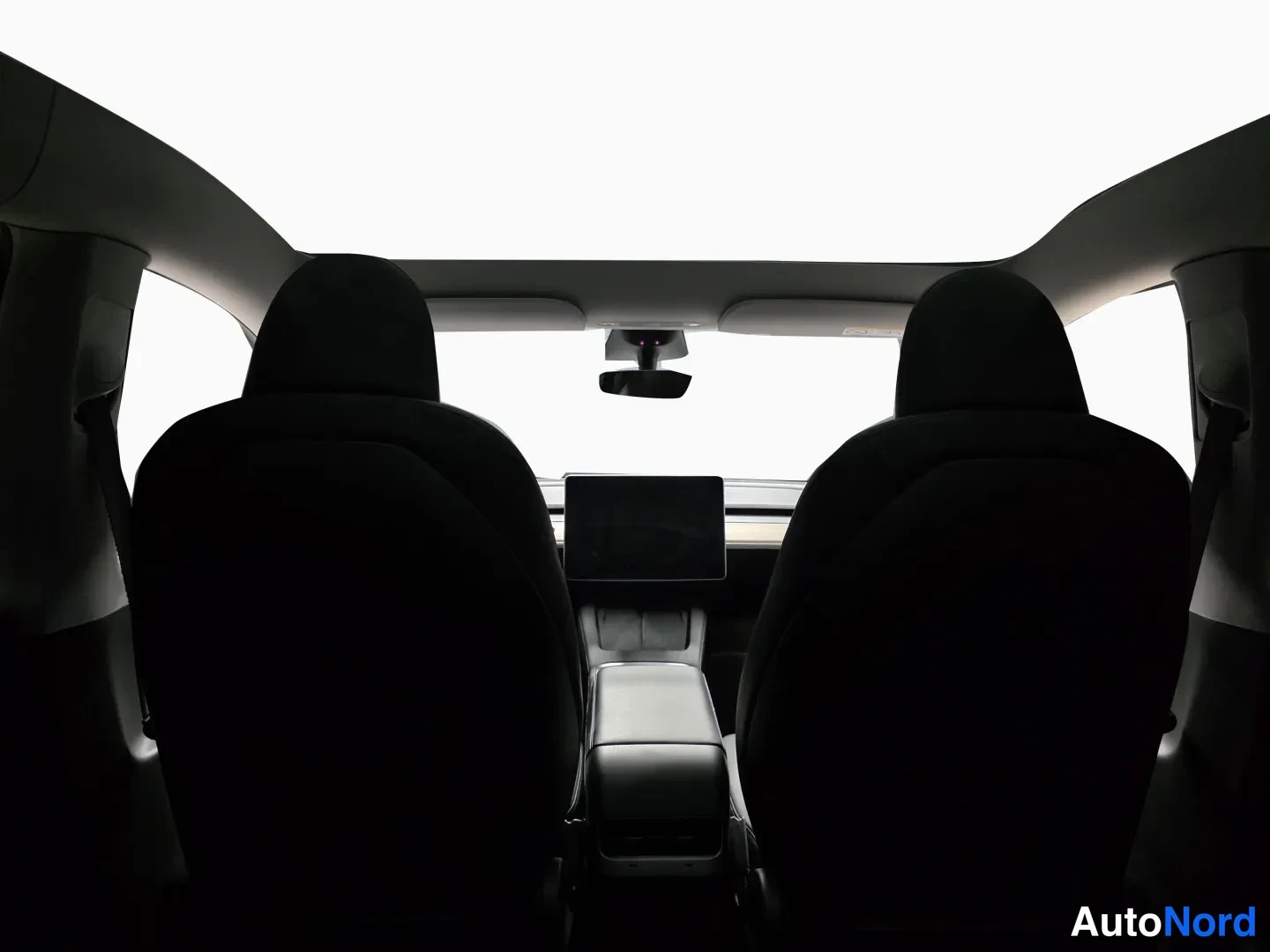White Tesla Model Y 2023, photo 16
