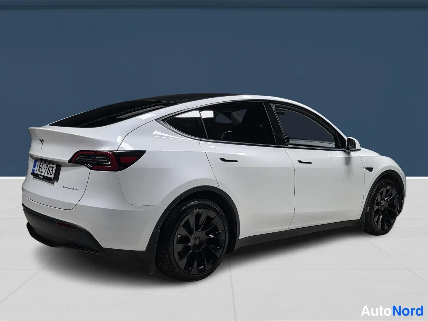 White Tesla Model Y 2023, rear three-quarter, photo 4