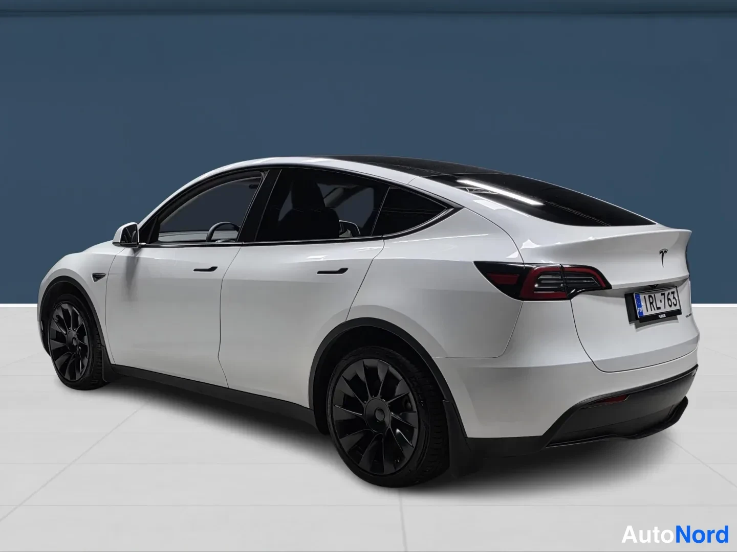 White Tesla Model Y 2023, rear three-quarter, photo 5